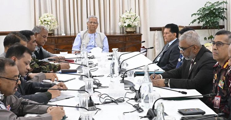 নির্বাচনের আগে যেকোনো মূল্যে আইনশৃঙ্খলা স্বাভাবিক রাখার নির্দেশ প্রধান উপদেষ্টার